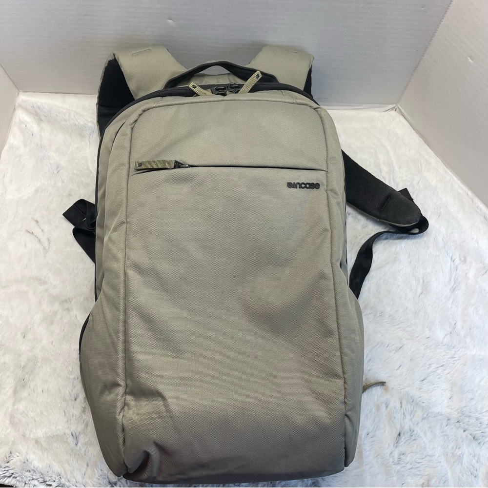 INCASE Icon Slim Backpack green and black